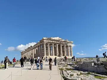 Descubre las maravillas de la Acrópolis con Víctor.