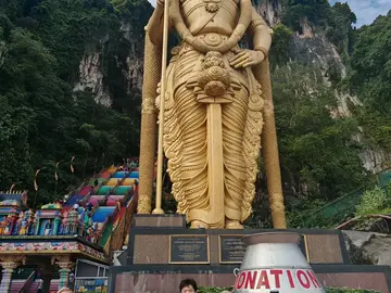Aventura en las cuevas de Batu: de lugares patrimoniales a delicias deliciosas