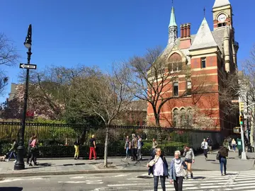 West Village NYC: Entre pantallas y acordes musicales