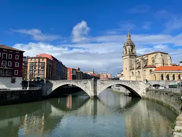 Bilbao: Entre el auge y el declive, emerge un referente urbano.