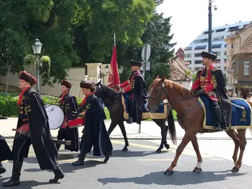 (DISPONIBLE EN FRANCÉS) 1 Guía. 2 Colinas. 5 Estrellas. Tour por la Ciudad Alta de Zagreb y la Catedral (máx. 12)