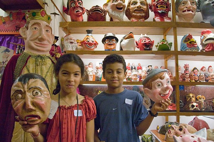 El Barrio Gótico (The Gothic Quarter) de Barcelona con su familia y niños en una visita a pie para grupos pequeños