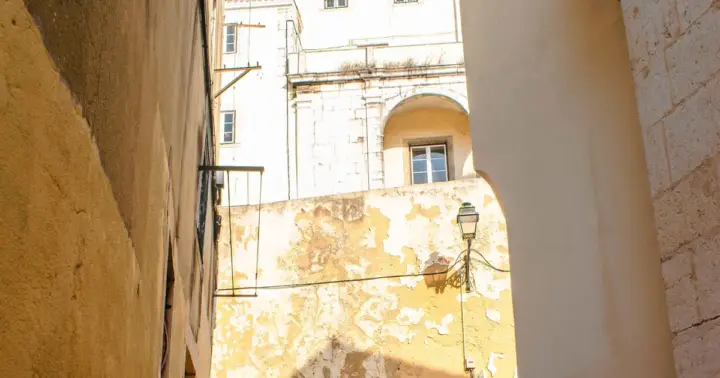 Lisbon: Alfama, Mouraria Walking Tour with Fado Night, Tapas