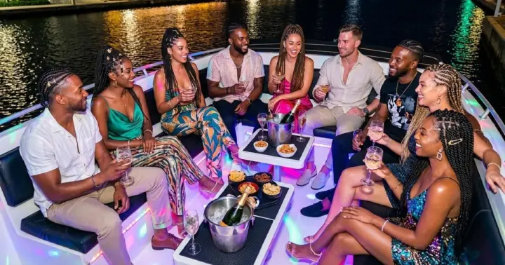 Cartagena: Bay sightseeing tour by boat, yacht, or ship at sunset, with skyline views and drinks