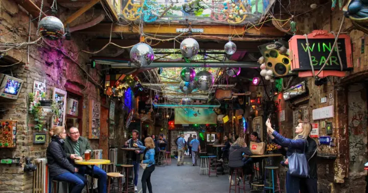 Budapest: Ruin Pubs Tour with Local Guide and Beer