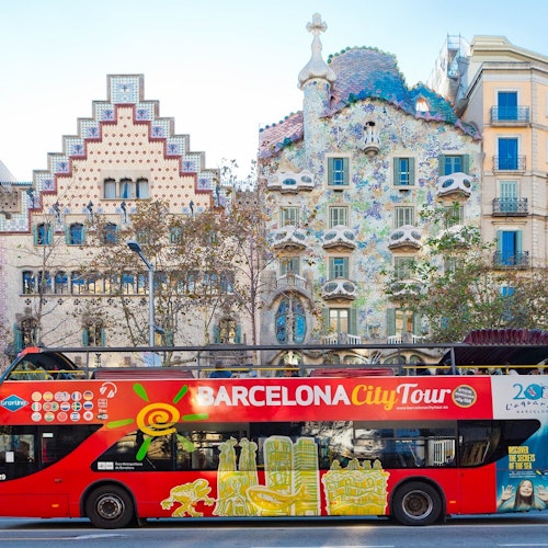 Barcelona: Bus turístico + Paseo en ecocatamarán