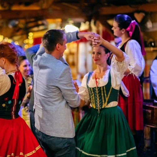 Praga: Cena tradicional con espectáculo folclórico y bebidas ilimitadas