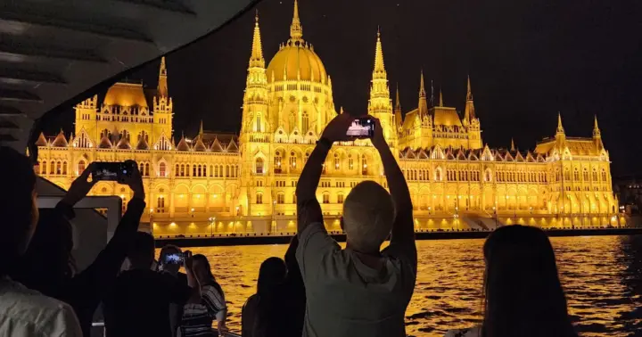 Budapest: Crucero turístico nocturno o diurno
