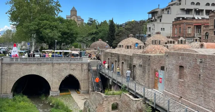 Old Tbilisi Private Walking Tour with Wine and Cable Car