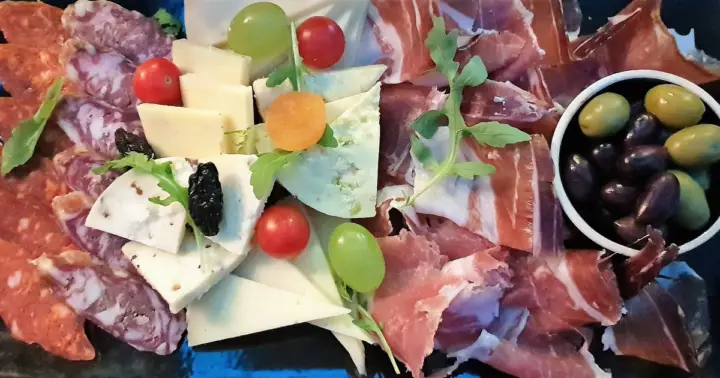 Zagreb: Recorrido privado a pie con degustación de comida e historia