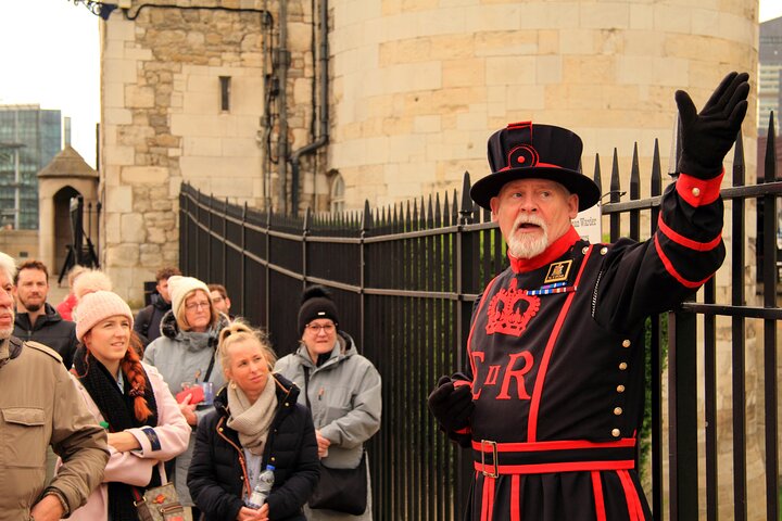 Tower of London & Crown Jewels Tour with Beefeater Meet & Greet