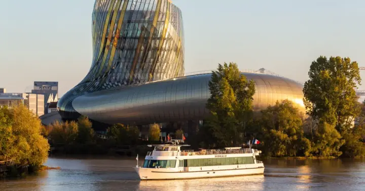 Bordeaux: Guided Wine and Canelé Discovery Cruise
