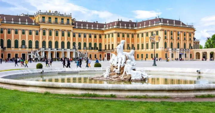 Vienna: Schönbrunn Palace Gardens Private Guided Tour