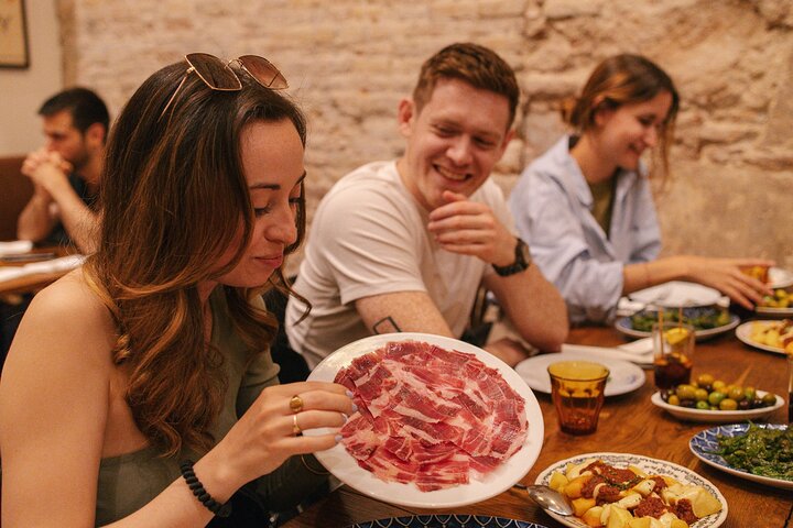 Barcelona : Visita guiada a pie con tapas y vino