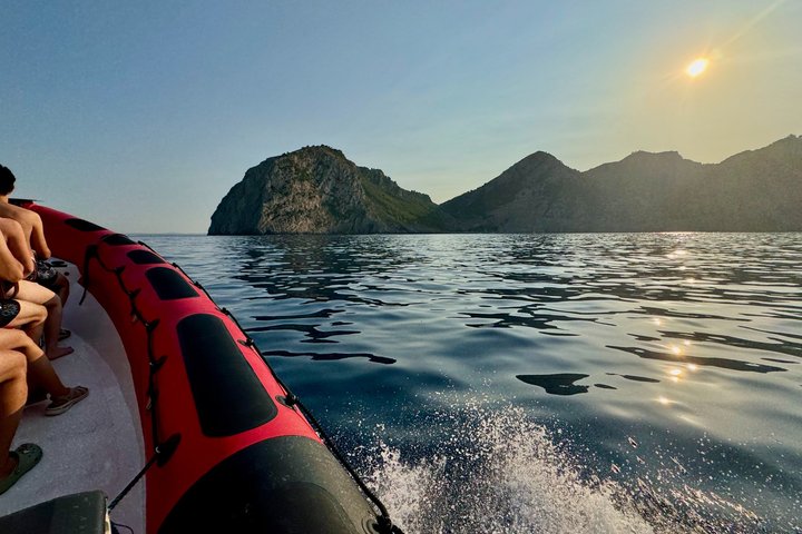 Alcudia : 3H Sightseeing, Sea Caves & Snorkel Speedboat Tour