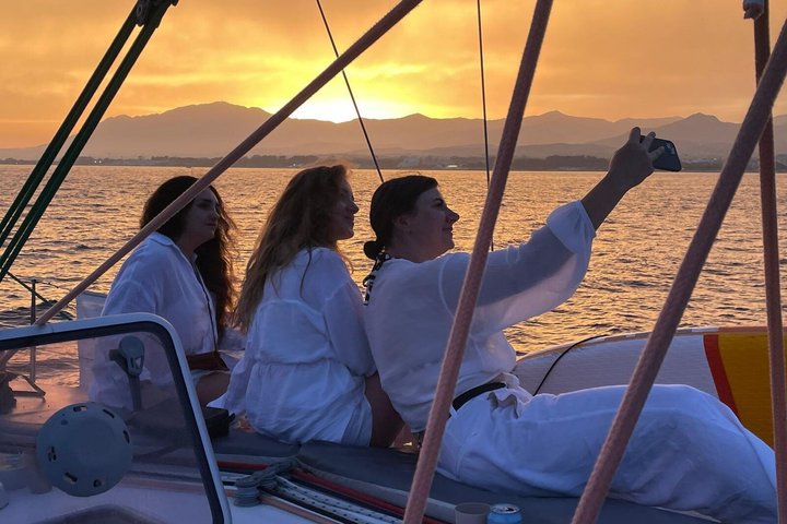 Navegacion al Atardecer por la costa Marbelli desde Puerto Banus