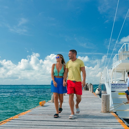 Isla Mujeres: Catamaran with Snorkeling, Food + Drinks