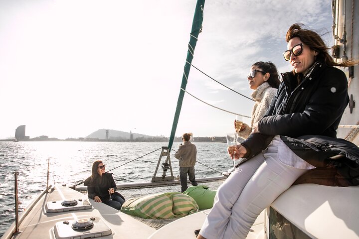 Catamarán privado de Barcelona, aperitivos y cava, opción de puesta de sol