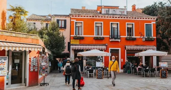 Colors and Traditions: 5.5-Hour Murano and Burano Islands