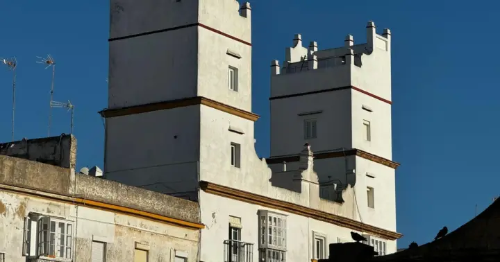 Cádiz a vista de gaviota: Torre Tavira, azoteas, torres mirador e historia