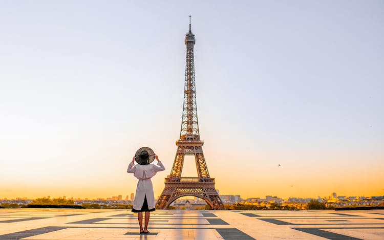 Eiffel Tower Entrance Ticket to 2nd Floor by Elevator and Host