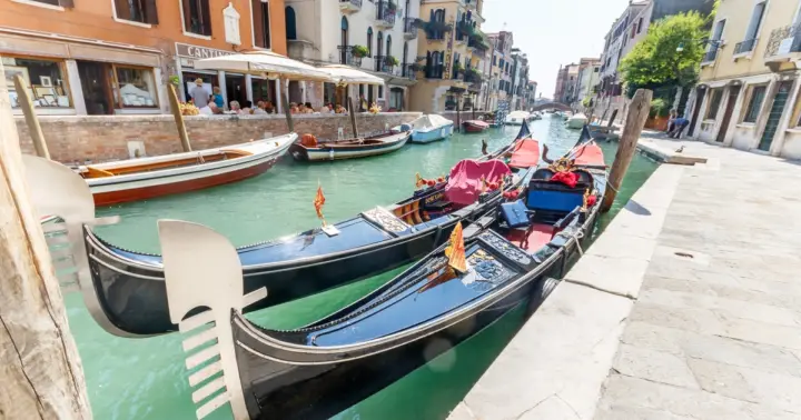 Venice: Traditional Shared Gondola Ride