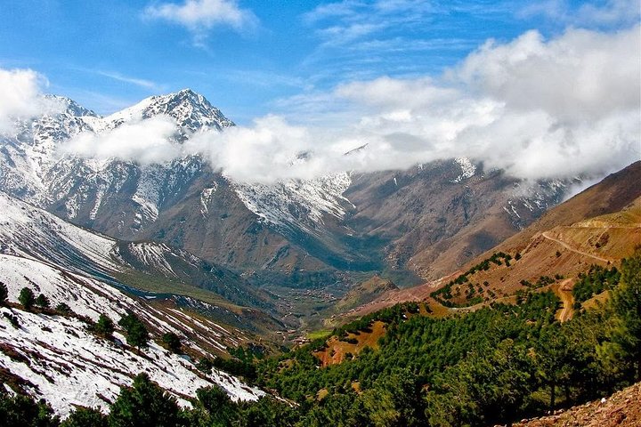 Excursión de un día al desierto de Agafay y la montaña del Atlas con paseo en camello