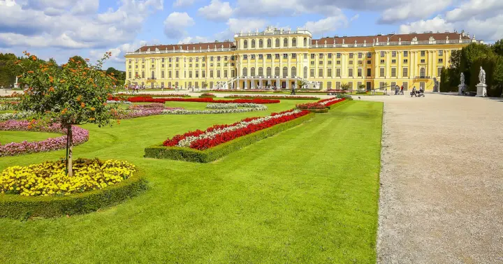 Vienna: Schönbrunn Palace & Gardens Skip-the-Line Tour