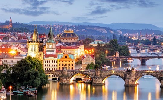 Paseo nocturno por Praga y entrada a la Torre del puente de la Ciudad Vieja