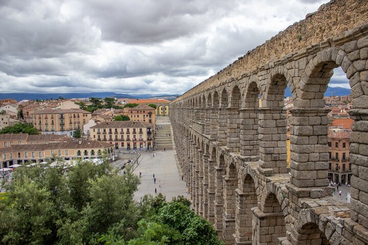 Segovia y Ávila Día Completo desde Madrid con Entradas Alcázar y Murallas