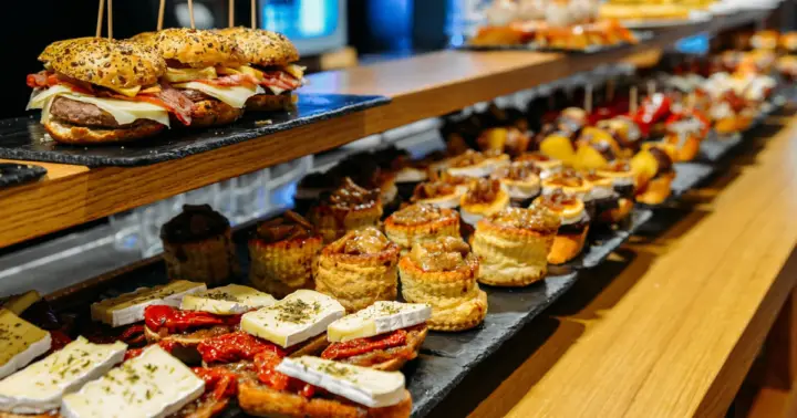 San Sebastián: tour histórico a pie con pincho y bebida