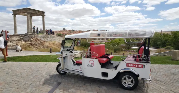 Tour Guiado En Tuk Tuk Recorre Avila De La Forma Mas Comoda