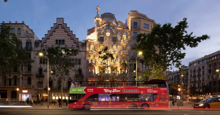 Barcelona: Night Bus Tour with Live Guide