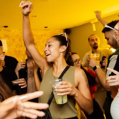 Lisbon: Guided Pub Crawl + 8 Drinks + VIP Club Entry