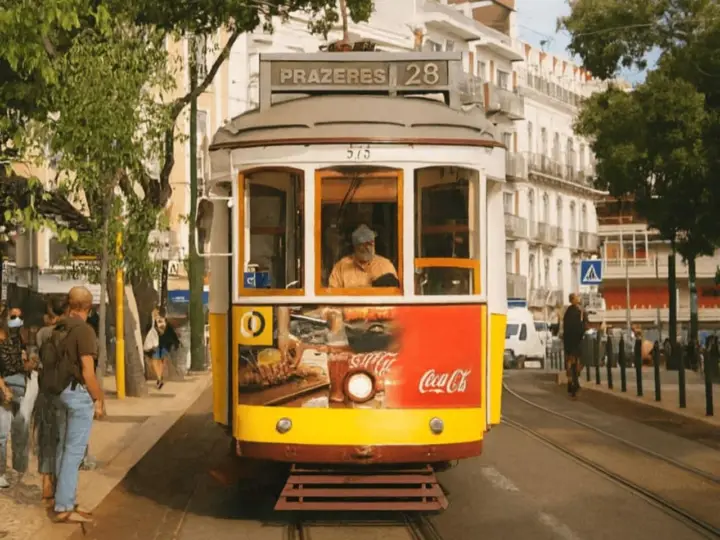 Lisboa: Tranvía 28, Alfama y tour a pie con tarta de crema