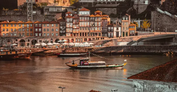 Oporto: explora seis puentes emblemáticos en un auténtico barco rabelo.
