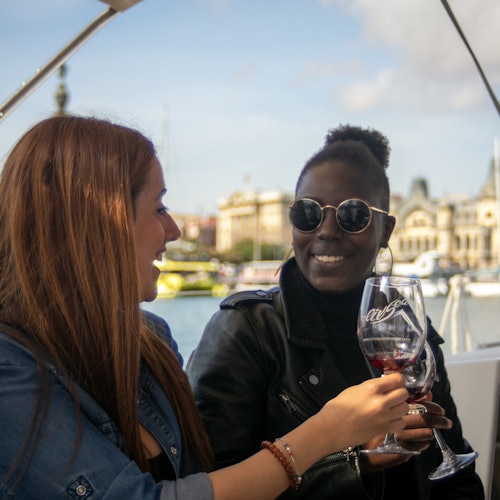Barcelona: Experiencia de 2 horas en velero + Cata de vinos bajo el agua