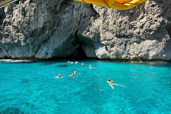Paseo en barco por la cueva azul de Mallorca con snorkel