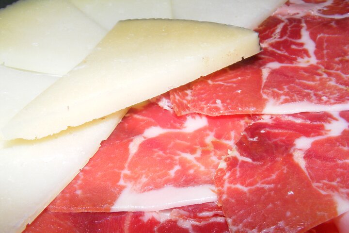 Tour a pie de tapas y aperitivos a la hora del almuerzo en Madrid