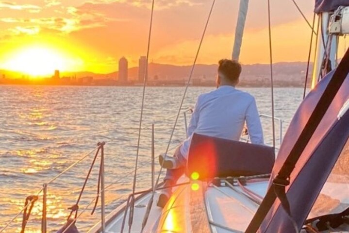 Barcelona Sunset Sailing con barra libre de cava y aperitivos