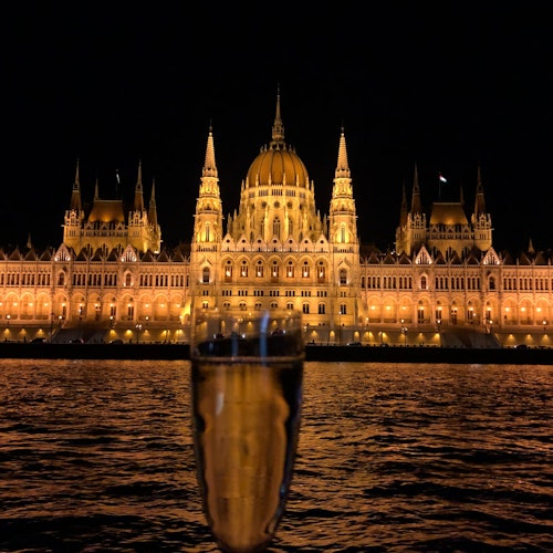 Budapest: Danube Evening Sightseeing Cruise + Audio Guide + 1 Drink