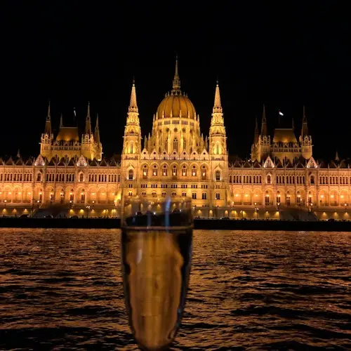 Budapest: Danube Evening Sightseeing Cruise + Audio Guide + 1 Drink