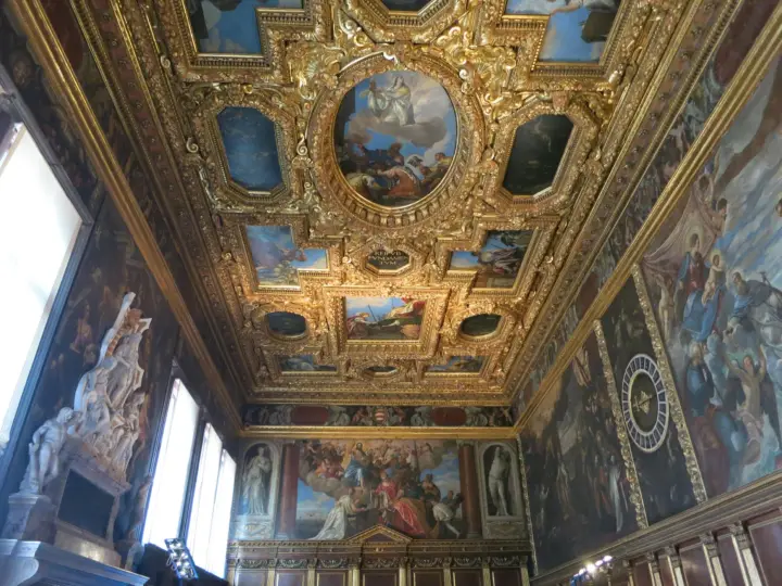 Venecia: Paseo en góndola y visita guiada al Palacio Ducal