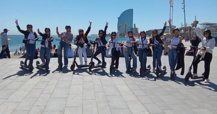 “Barcelona E-Scooter Sightseeing Tour: Old Town & Beach”