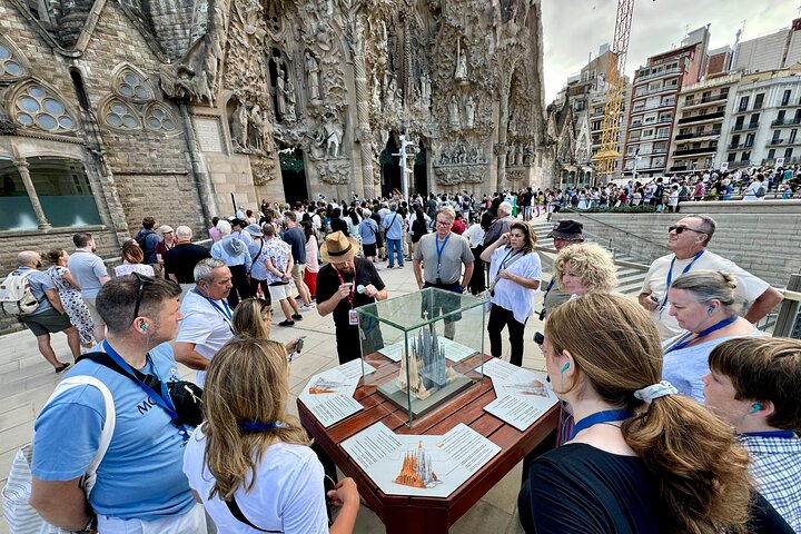 Excursión en grupo pequeño a la Sagrada Familia y La Pedrera con degustación de cava