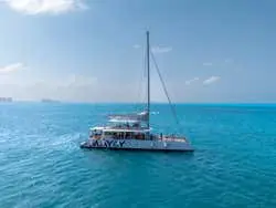 Paseo en catamarán al atardecer por Cancún