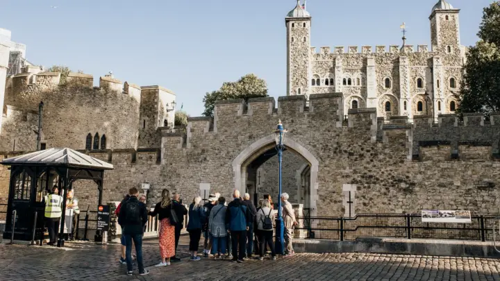 Tower of London & Crown Jewels & Thames River Cruise Tour