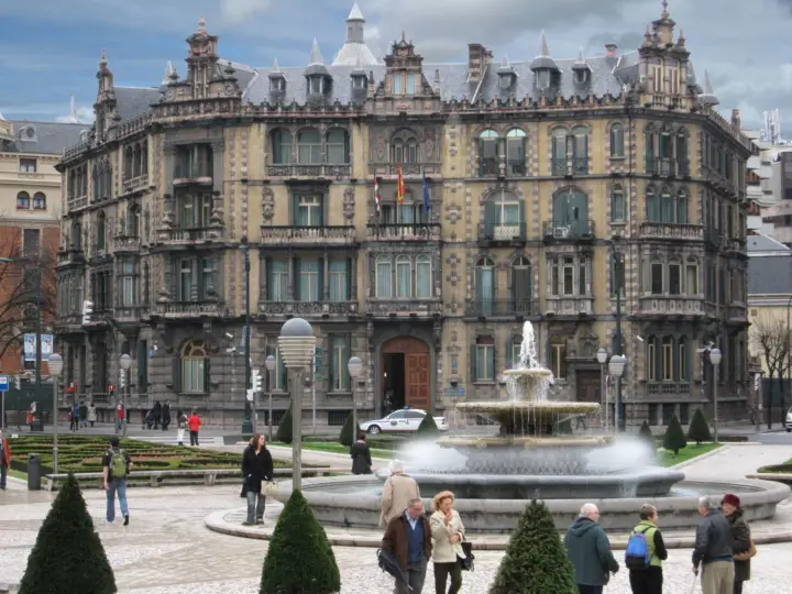 Bilbao: tour a pie histórico y arquitectónico