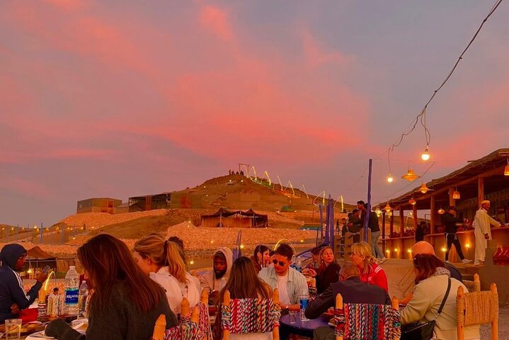 Cena y espectáculo en camello en el desierto de Agafay Marrakech