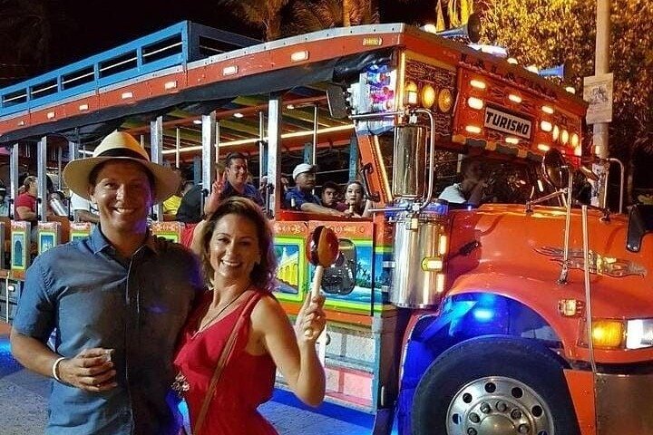 Tour en Chiva Rumbera con Música Fiesta y Diversión en Cartagena